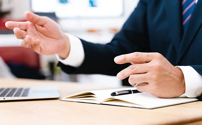 専門家に頼むべきか迷っている